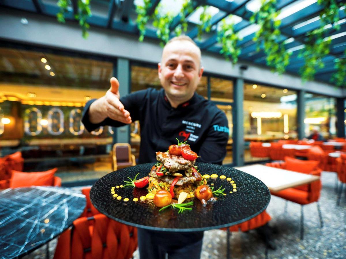 Mercure Trabzon Hotel Esterno foto A waiter serving a meal